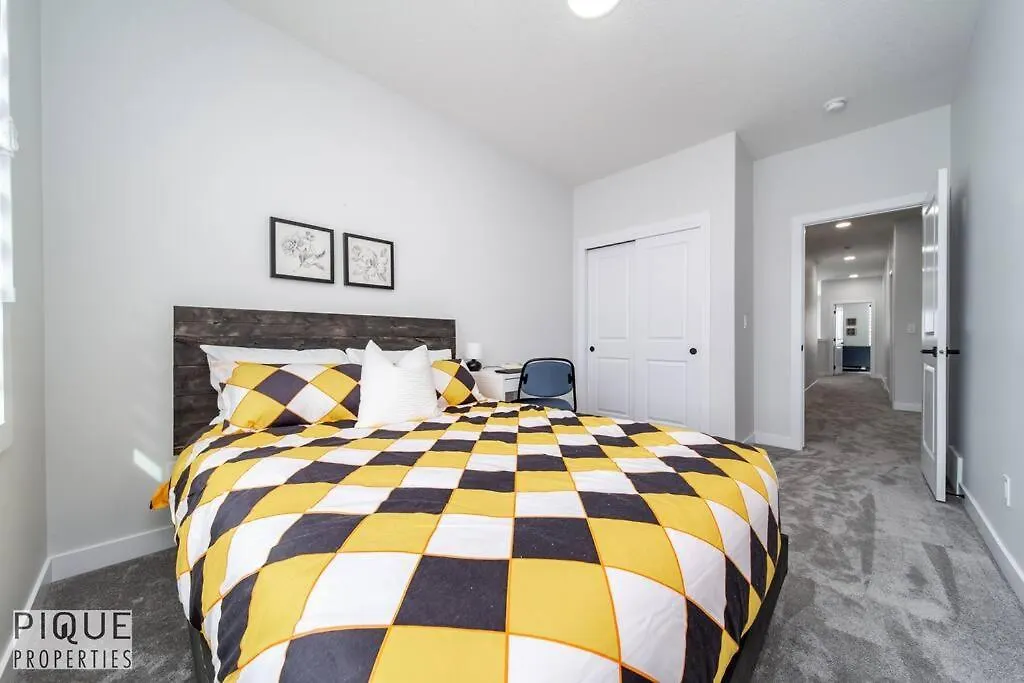 *New*Luxury Living*King Bed*Ac&Fireplace*Sleeps13! Edmonton Canada